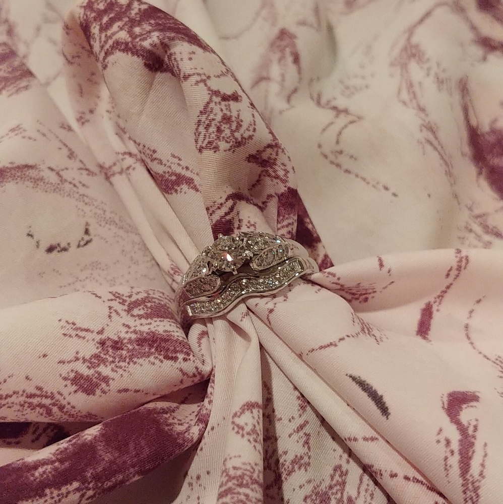 Stunning Diamond engagement and wedding ring - Picture 4 of 6